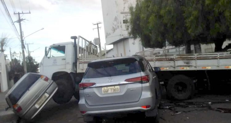 Após batida com veículo tipo SUV, caminhão atingiu outro carro que estava estacionado: sem feridos — Foto: Arquivo pessoal