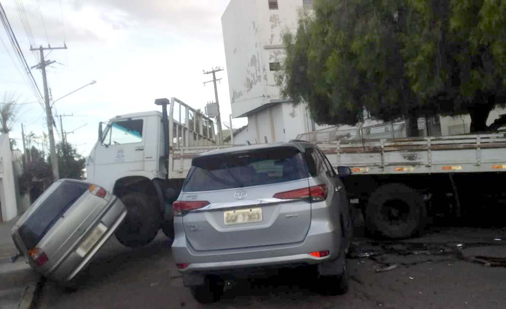 Após batida com veículo tipo SUV, caminhão atingiu outro carro que estava estacionado: sem feridos — Foto: Arquivo pessoal
