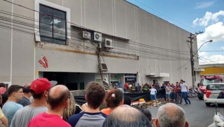 Marquise de shopping desaba, mata mulher e deixa feridos. Fotos: Diario de Penapolis