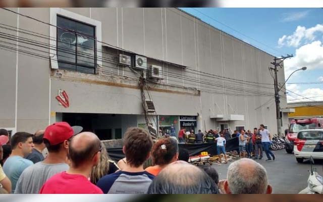 Marquise de shopping desaba, mata mulher e deixa feridos. Fotos: Diario de Penapolis