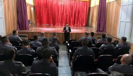 Palestra foi proferida pelo promotor Dr. Robson Alves Ribeiro, atuante na Comarca de Andradina e profundo conhecedor da nova lei. Foto: DIVULGAÇÃO/PM