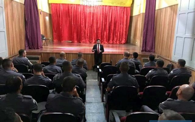 Palestra foi proferida pelo promotor Dr. Robson Alves Ribeiro, atuante na Comarca de Andradina e profundo conhecedor da nova lei. Foto: DIVULGAÇÃO/PM