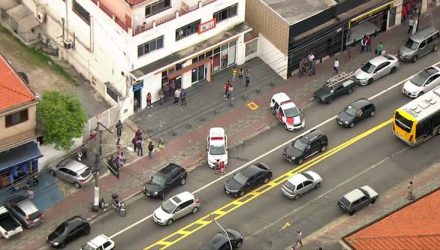 Dois bandidos disfarçados de gari esperavam o policial militar aposentado na saída de uma agência bancária — Foto: Reprodução/TV Globo.