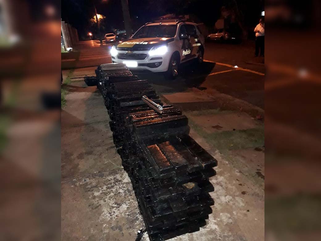 Policiais encontraram mais de uma tonelada de maconha em fundo falso no veículo — Foto: Polícia Rodoviária/Divulgação