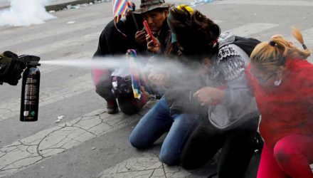 Agentes jogam gás de pimenta em manifestantes na Bolívia — Foto: Reuters/Marco Bello.