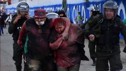 Patricia Arce, prefeita de Vinto, é resgatada por policiais; manifestantes incendiaram a prefeitura, jogaram tinta vermelha em Arce e cortaram seus cabelos — Foto: Daniel James/Los Tiempos Bolivia/via Reuters.