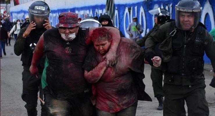 Patricia Arce, prefeita de Vinto, é resgatada por policiais; manifestantes incendiaram a prefeitura, jogaram tinta vermelha em Arce e cortaram seus cabelos — Foto: Daniel James/Los Tiempos Bolivia/via Reuters.