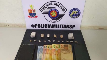 Droga e dinheiro foram apreendidos pela PM, na Vila Geni, em Presidente Prudente — Foto: Polícia Militar.