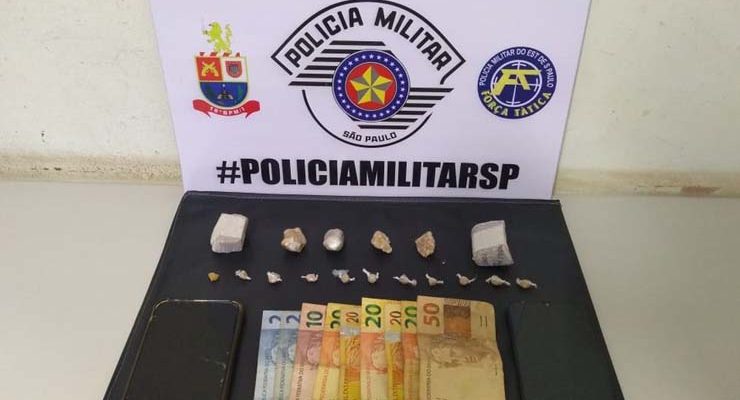 Droga e dinheiro foram apreendidos pela PM, na Vila Geni, em Presidente Prudente — Foto: Polícia Militar.