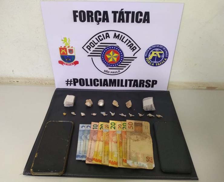 Droga e dinheiro foram apreendidos pela PM, na Vila Geni, em Presidente Prudente — Foto: Polícia Militar.