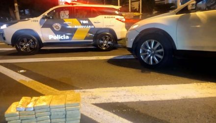 Foram apreendidos 35 tabletes de cocaína no veículo ocupado pelos bolivianos. Foto: PMRv/DIVULGAÇÃO