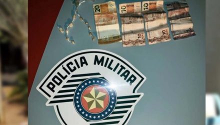Foram apreendidos a quantia de R$ 45,00,além de uma sacola contendo 11 porções de crack. Foto: DIVULGAÇÃO/PM