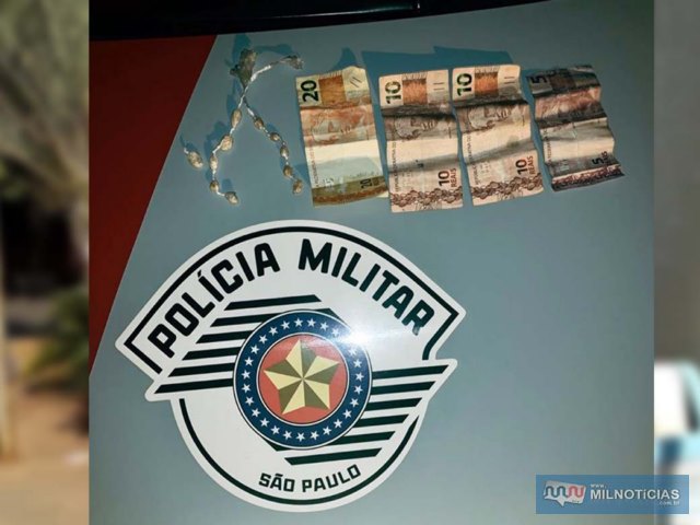 Foram apreendidos a quantia de R$ 45,00,além de uma sacola contendo 11 porções de crack. Foto: DIVULGAÇÃO/PM
