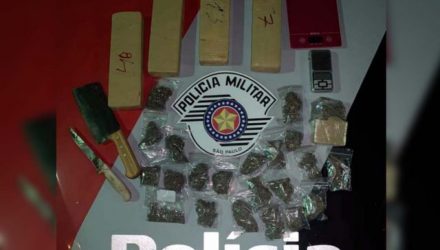 Foram apreendidos 5 tabletes de maconha que pesaram aproximadamente 3,538kg, 21 porções da mesma droga, além de 02 balanças de precisão e 02 facas com resquícios de maconha. Foto: DIVULGAÇÃO/PM