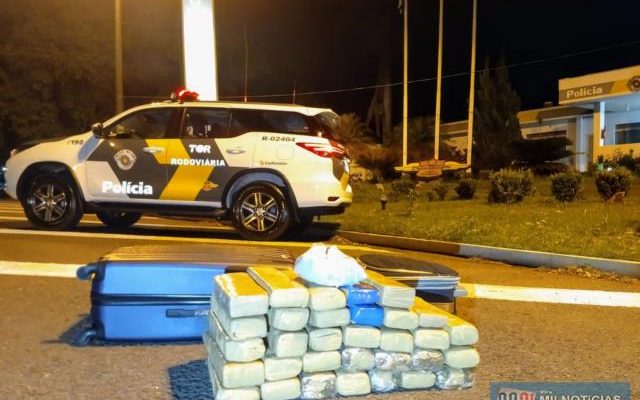 Foram apreendidos 32 tijolos de maconha prensados e uma porção grande da mesma droga a granel, que pesaram no total aproximadamente 32,3 kg. Foto: DIVULGAÇÃO/PMRv