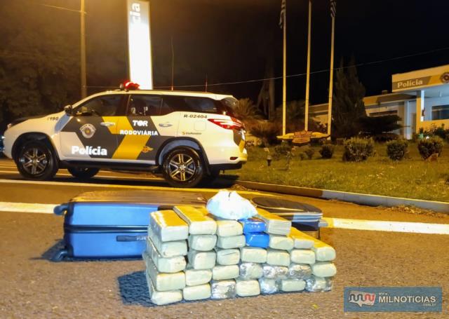 Foram apreendidos 32 tijolos de maconha prensados e uma porção grande da mesma droga a granel, que pesaram no total aproximadamente 32,3 kg. Foto: DIVULGAÇÃO/PMRv