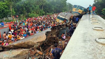 Pessoas se aglomeram após dois trens colidirem em Bangladesh nesta terça-feira (12) — Foto: A P
