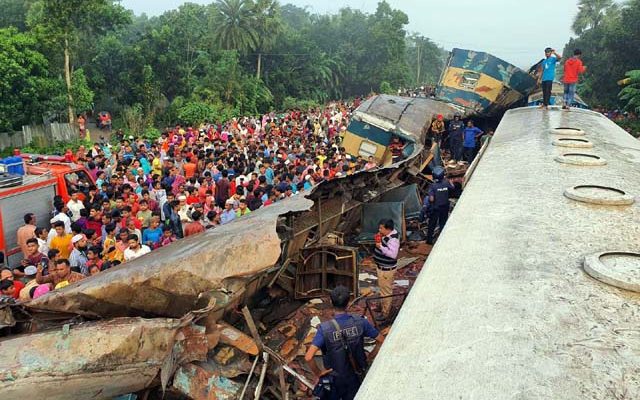 Pessoas se aglomeram após dois trens colidirem em Bangladesh nesta terça-feira (12) — Foto: A P