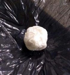 A porção de cocaína, com peso de 9 gramas, se fracionada, seria suficiente para confeccionar cerca de 27 porções para a venda. Foto: DIVULGAÇÃO/PM