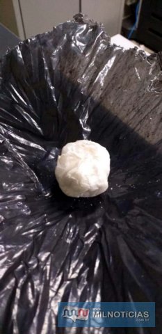 A porção de cocaína, com peso de 9 gramas, se fracionada, seria suficiente para confeccionar cerca de 27 porções para a venda. Foto: DIVULGAÇÃO/PM