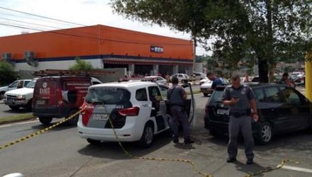 Troca de tiros com a PM em frente a loja de Piracicaba — Foto: Fernando Jacomini/G1