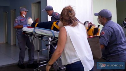 Comerciante de 52 anos sofreu cortes e fraturas no ‘peito’ do pé esquerdo, sendo socorrido até a Unimed, permanecendo internado após cirurgia. FOTO: MANOEL MESSIAS/Agência