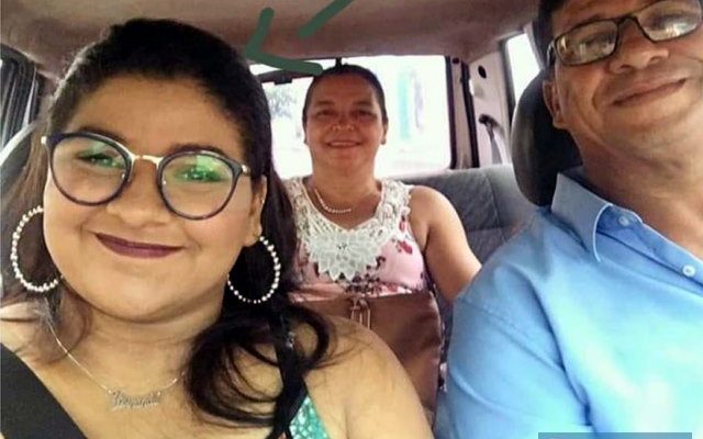 A jovem Fernanda e seus pais, Célio e Luzia Araújo. Foto: Facebook/Reprodução