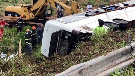 Duas mulheres morreram e 15 ficam feridos em acidente com ônibus. Fotos: DIVULGAÇÃO