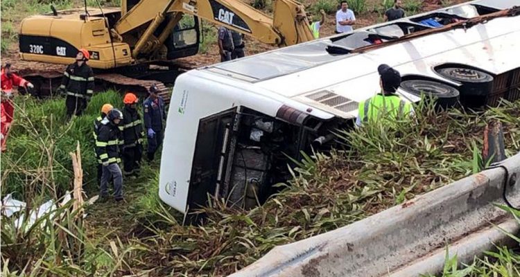 Duas mulheres morreram e 15 ficam feridos em acidente com ônibus. Fotos: DIVULGAÇÃO