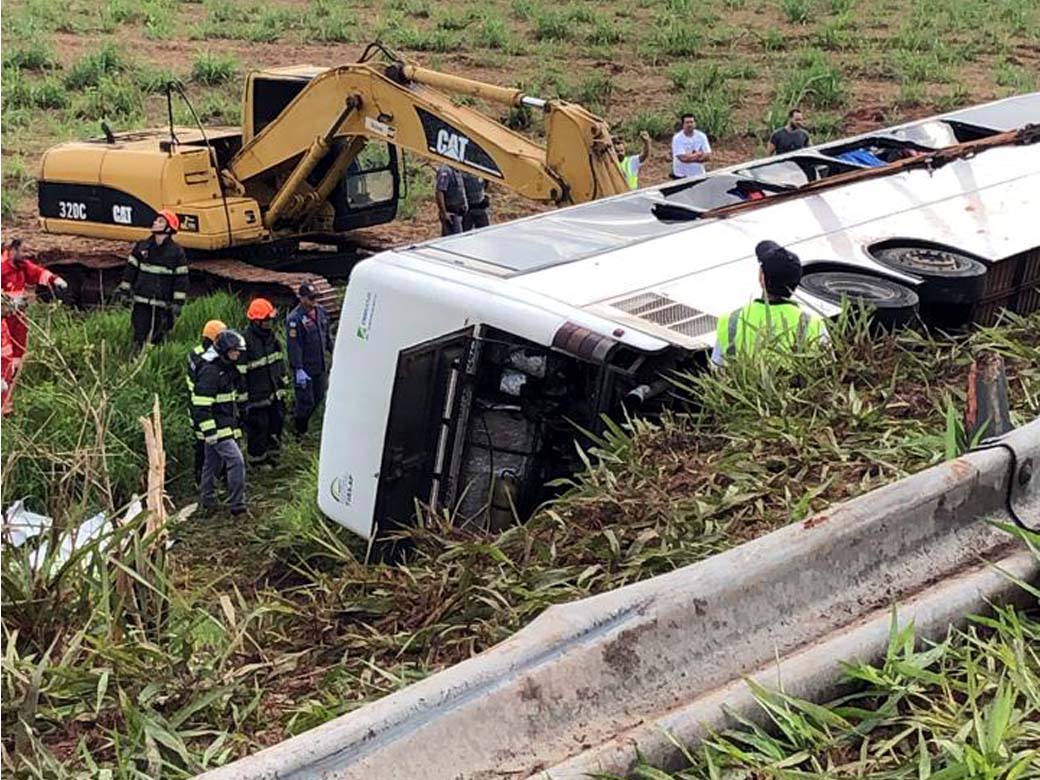 Duas mulheres morreram e 15 ficam feridos em acidente com ônibus. Fotos: DIVULGAÇÃO