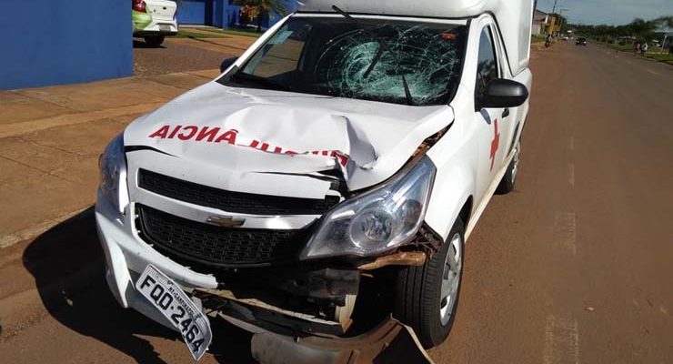 Ambulância ficou destruída. — Foto: Divulgação.