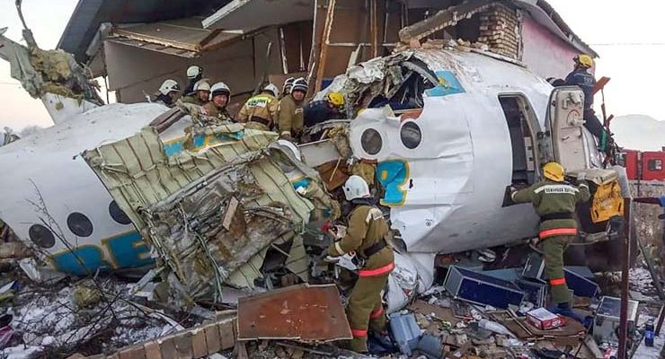 Aeronave partiu-se em duas partes ao colidir com um muro de concreto e uma casa — Foto: HO / Kazakhstan's emergencies committee / AFP.