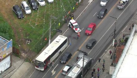 PM à paisana atira em criminoso durante tentativa de assalto em ônibus no Capão Redondo — Foto: Reprodução TV Globo.