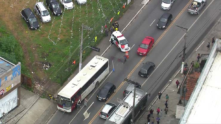 PM à paisana atira em criminoso durante tentativa de assalto em ônibus no Capão Redondo — Foto: Reprodução TV Globo.