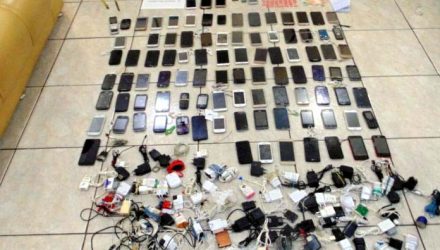 Além dos 289 aparelhos celulares, foram encontrados e apreendidos diversos acessórios ligados à telefonia, drogas e até máquinas profissionais para tatuagem. Foto: SAP/SSP