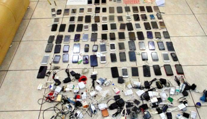 Além dos 289 aparelhos celulares, foram encontrados e apreendidos diversos acessórios ligados à telefonia, drogas e até máquinas profissionais para tatuagem. Foto: SAP/SSP