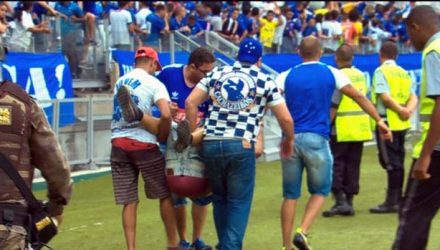 Jogo terminou antes do tempo normal devido a confusão nas arquibancadas. Foto: R7
