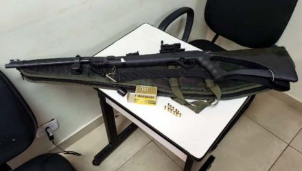 Foram apreendidos um rifle da marca CBC, calibre .22mm, além de totalizando 56 cartuchos do mesmo calibre, sendo 11 deflagrados e 43 intactos. Foto: DIVULGAÇÃO/PM