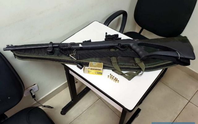 Foram apreendidos um rifle da marca CBC, calibre .22mm, além de totalizando 56 cartuchos do mesmo calibre, sendo 11 deflagrados e 43 intactos. Foto: DIVULGAÇÃO/PM