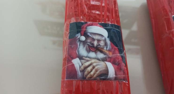 Embalagens de drogas com imagem de papai noel usando cigarro de maconha apreendida pela Polícia Civil de Campinas (SP) — Foto: Polícia Civil/Divulgação.