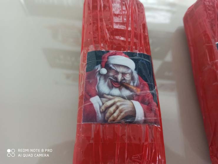 Embalagens de drogas com imagem de papai noel usando cigarro de maconha apreendida pela Polícia Civil de Campinas (SP) — Foto: Polícia Civil/Divulgação.