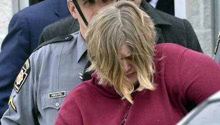 Lisa Snyder é levada da estação de polícia em Hamburg, na Pensilvânia, na segunda-feira (2). Ela foi acusada de assassinar dois de seus filhos, de 4 e 8 anos, que foram encontrados pendurados em uma corda no porão de casa em setembro. — Foto: Bill Uhrich/Reading Eagle via AP