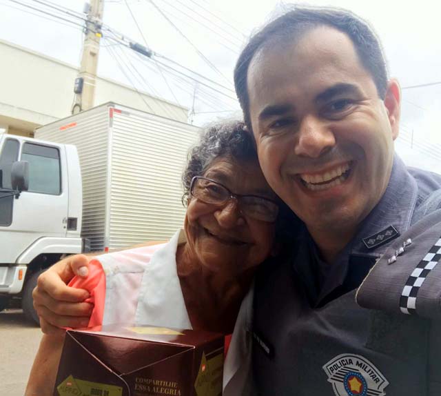 Capitão Valdomiro com senhora Sebastiana, em momento de integração população/Polícia Militar. Foto: DIVULGAÇÃO/PM