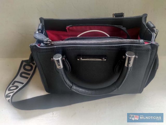Foram recuperados a bolsa contendo cartões bancários, documentos pessoais, perfume, carregador de celular, um óculos de grau e a quantia de R$ 63,00. Fotos: DIVULGAÇÃO/PM