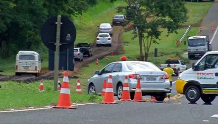 Desvio foi feito depois de erosão se formar em Guaraçaí — Foto: Reprodução/TV TEM