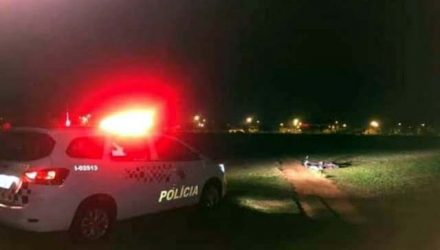 Mulher, de 30 anos, estava de bicicleta com a criança na garupa cruzando a pista de pouso e decolagem do aeroporto. Foto: Divulgação