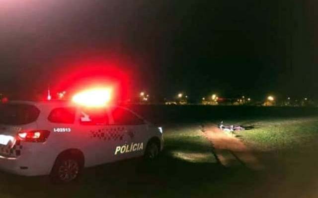 Mulher, de 30 anos, estava de bicicleta com a criança na garupa cruzando a pista de pouso e decolagem do aeroporto. Foto: Divulgação