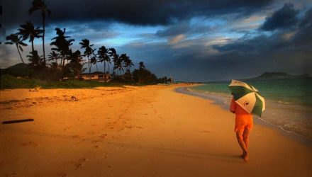 Praia de Lanikai, na ilha de Kailua, no Havaí — Foto: Lucy Pemoni/Reuters.