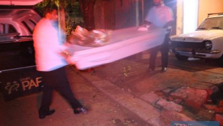 Homicídio com requintes de crueldade aconteceu na noite de quarta-feira, 11, em uma casa localizada na rua 6 da cohab Gasparelli. Fotos: MANOEL MESSIAS/Agência
