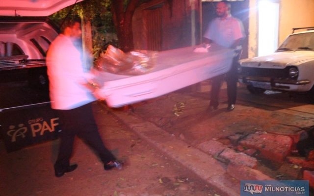 Homicídio com requintes de crueldade aconteceu na noite de quarta-feira, 11, em uma casa localizada na rua 6 da cohab Gasparelli. Fotos: MANOEL MESSIAS/Agência